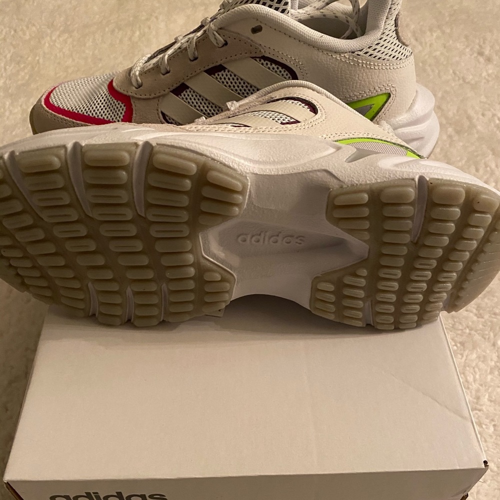 NIB Authentic Adidas 90s Valasion Running Sneakers - Picture 8 of 8